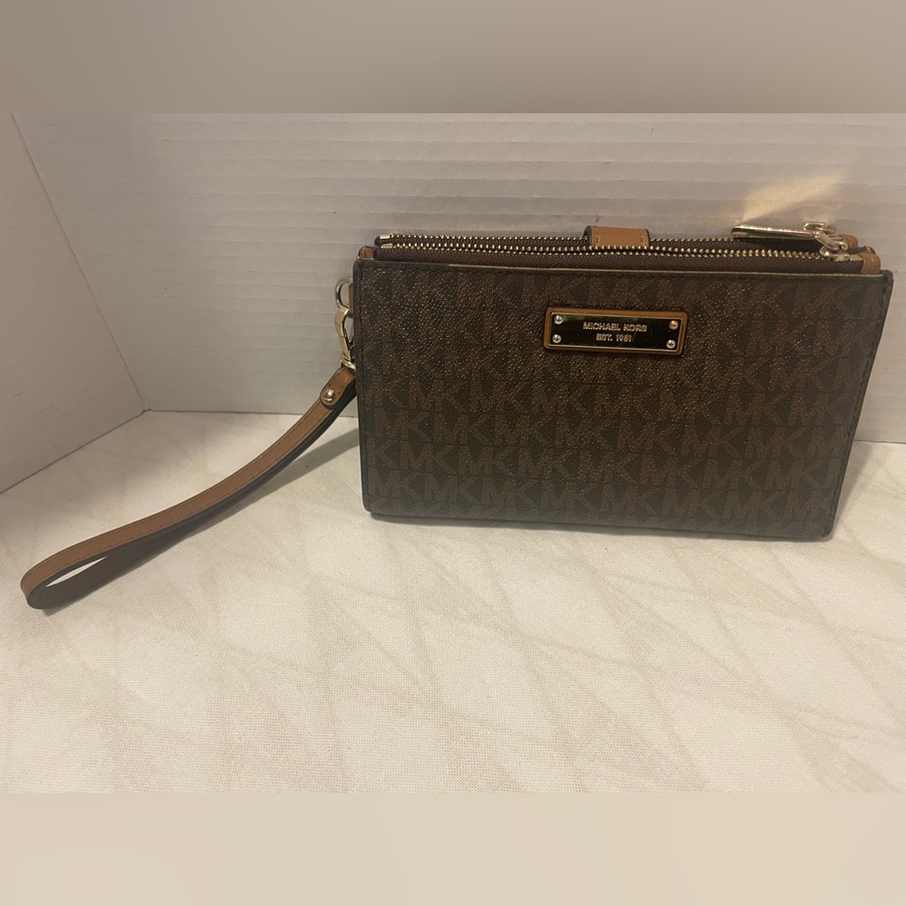 Double Zip Wallet Wristlet Brown/dark brown. Gold accents